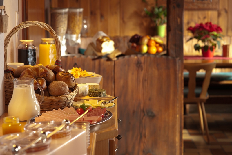 restaurant-PEILLE-min_breakfast-801827